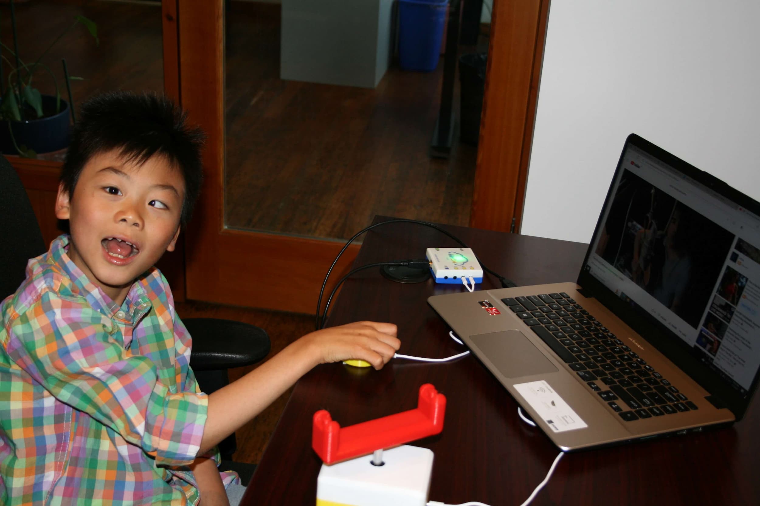 A boy using netClé.